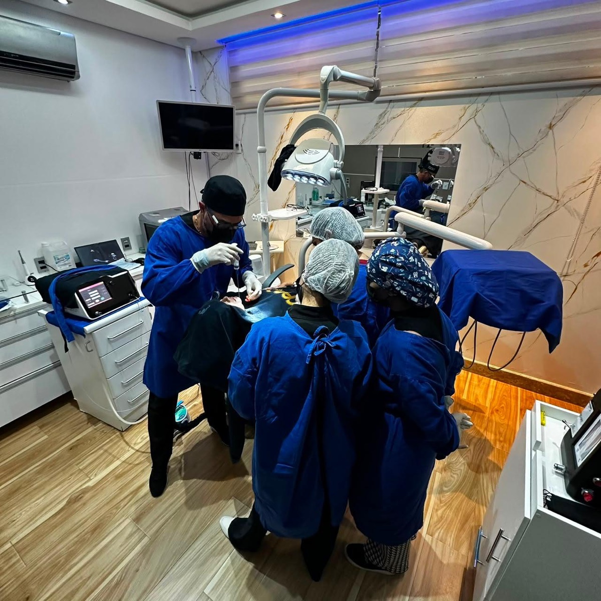 Consultório odontológico com equipe CAMOA em atendimento