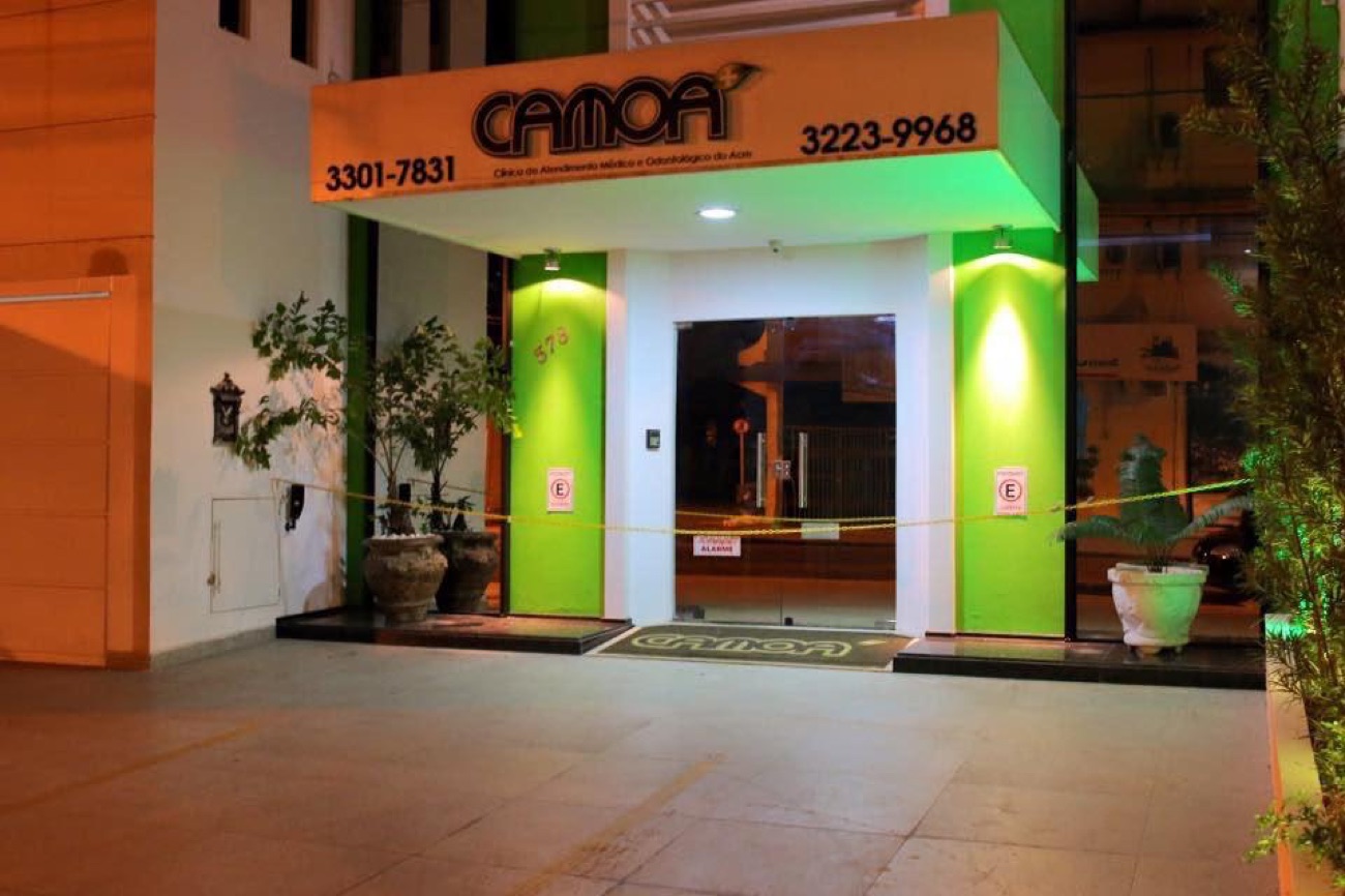 Entrada da CAMOA à noite